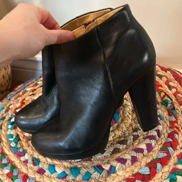 Buffalo London black leather  platform heel ankle boots - Picture 2 of 6